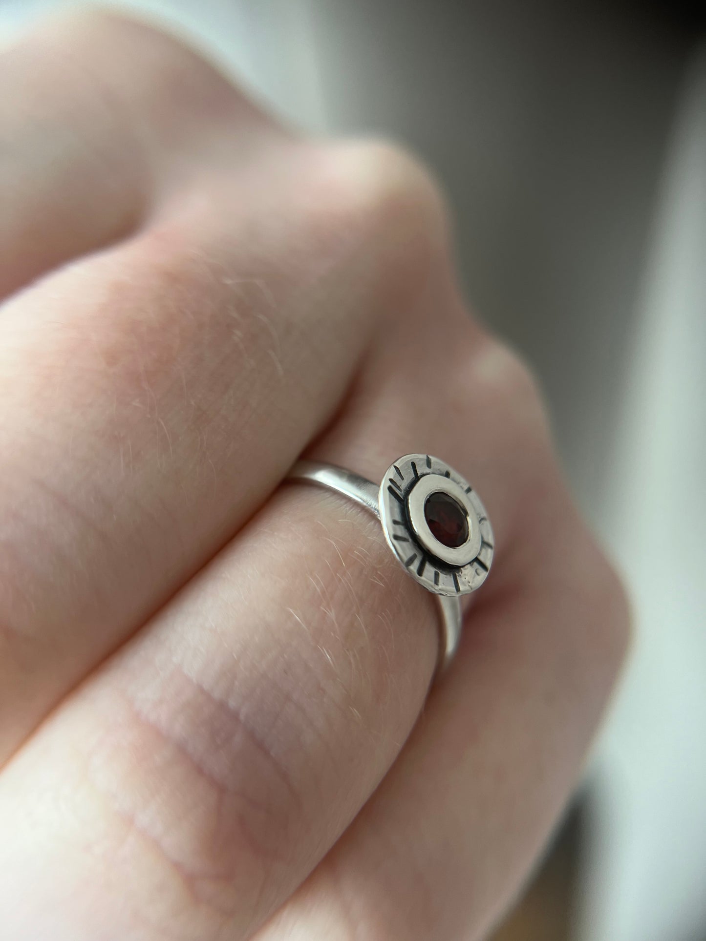 garnet flush round ring