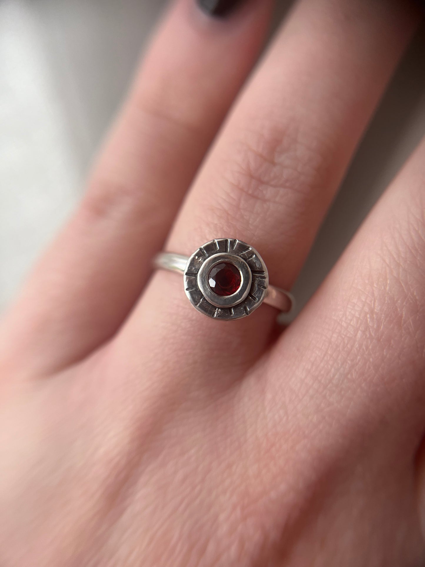 garnet flush round ring