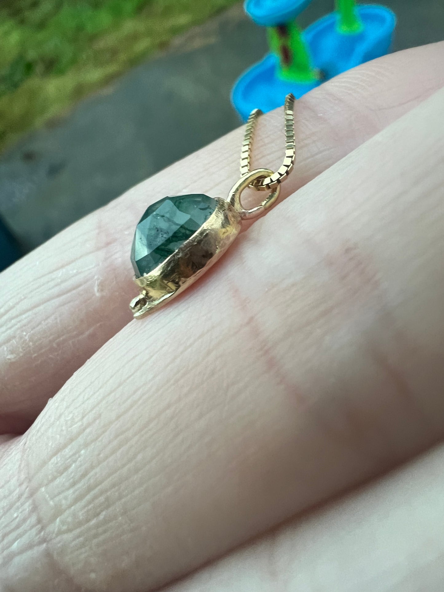 round moss agate pendant in solid gold