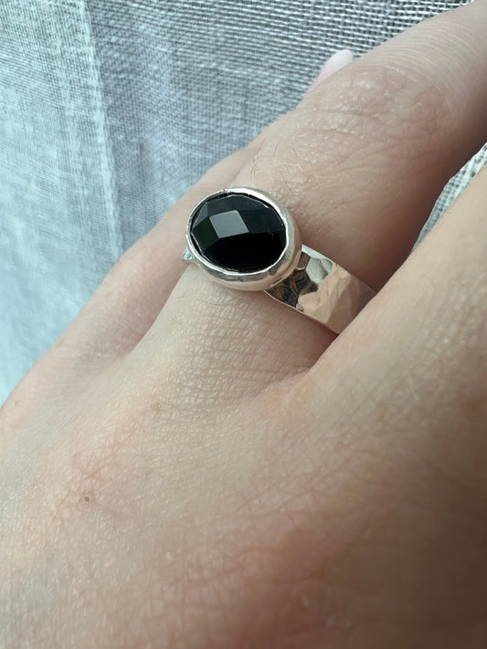 onyx east to west oval cigar band ring