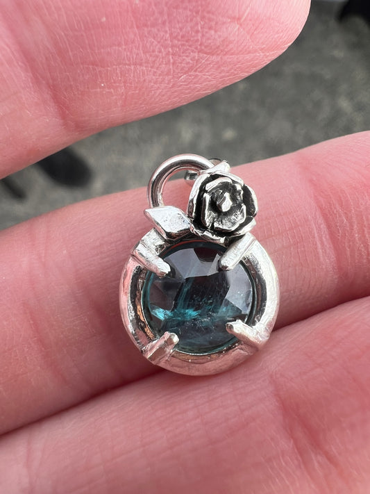 kyanite round rose necklace