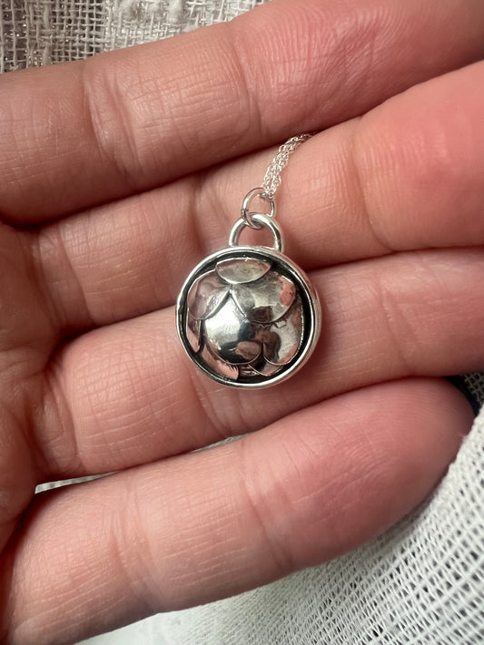 shiny scales necklace