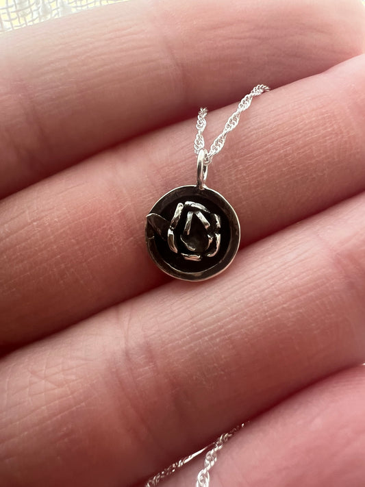 round rose pendant